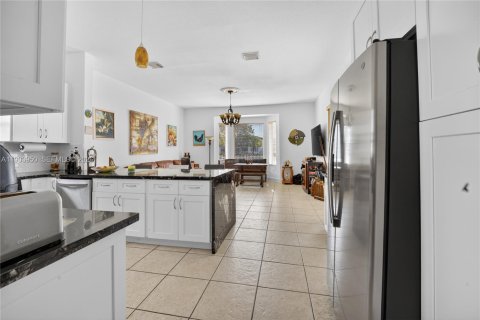 House in Miami, Florida 4 bedrooms, 303.51 sq.m. № 1971474 - photo 27