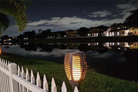 House in Miami, Florida 4 bedrooms, 303.51 sq.m. № 1971474 - photo 7