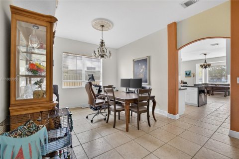 House in Miami, Florida 4 bedrooms, 303.51 sq.m. № 1971474 - photo 23