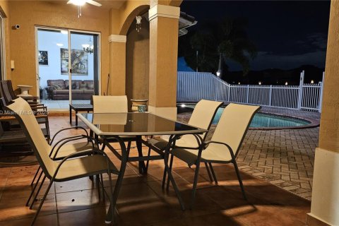 House in Miami, Florida 4 bedrooms, 303.51 sq.m. № 1971474 - photo 14