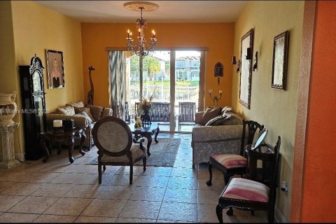House in Miami, Florida 4 bedrooms, 303.51 sq.m. № 1971474 - photo 8