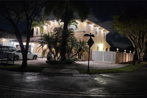 House in Miami, Florida 4 bedrooms, 303.51 sq.m. № 1971474 - photo 5