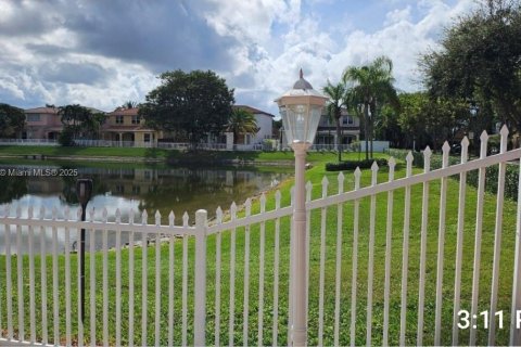 House in Miami, Florida 4 bedrooms, 303.51 sq.m. № 1971474 - photo 11