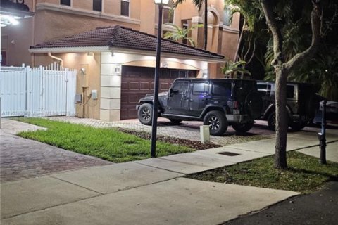 House in Miami, Florida 4 bedrooms, 303.51 sq.m. № 1971474 - photo 4