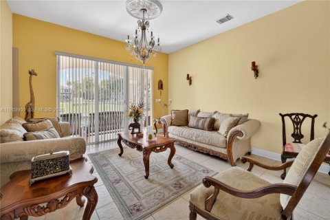 House in Miami, Florida 4 bedrooms, 303.51 sq.m. № 1971474 - photo 18