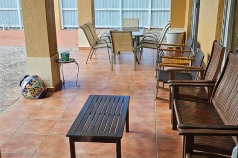 House in Miami, Florida 4 bedrooms, 303.51 sq.m. № 1971474 - photo 13