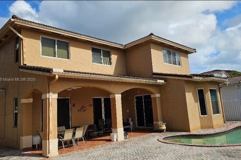 House in Miami, Florida 4 bedrooms, 303.51 sq.m. № 1971474 - photo 1