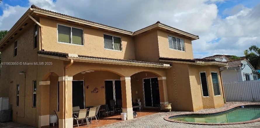 House in Miami, Florida 4 bedrooms, 303.51 sq.m. № 1971474