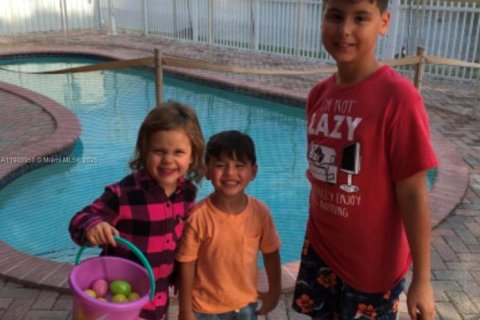 House in Miami, Florida 4 bedrooms, 303.51 sq.m. № 1971474 - photo 12