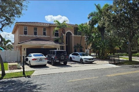 House in Miami, Florida 4 bedrooms, 303.51 sq.m. № 1971474 - photo 2