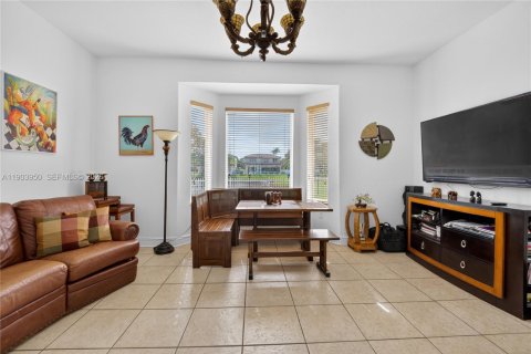 House in Miami, Florida 4 bedrooms, 303.51 sq.m. № 1971474 - photo 21