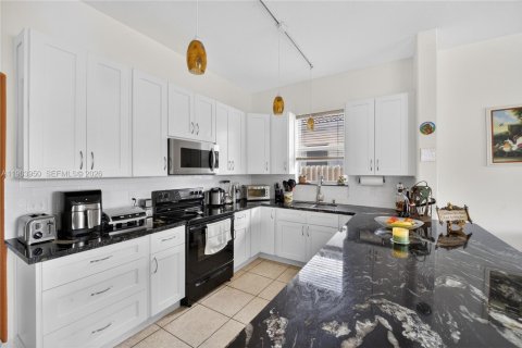 House in Miami, Florida 4 bedrooms, 303.51 sq.m. № 1971474 - photo 26