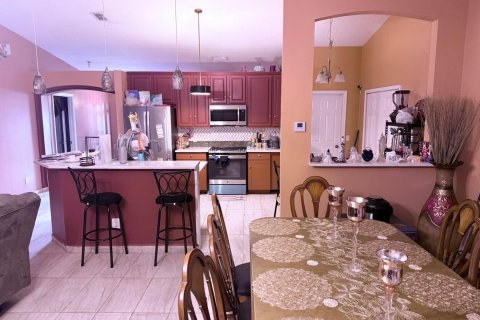 House in Port St. Lucie, Florida 4 bedrooms, 187.66 sq.m. № 2183435 - photo 11