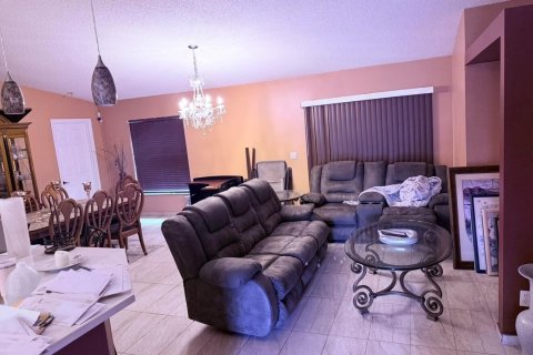 House in Port St. Lucie, Florida 4 bedrooms, 187.66 sq.m. № 2183435 - photo 7