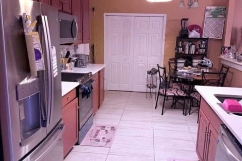 House in Port St. Lucie, Florida 4 bedrooms, 187.66 sq.m. № 2183435 - photo 3