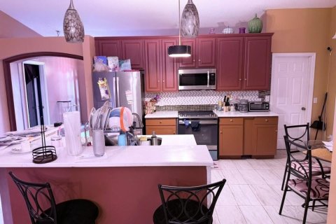 House in Port St. Lucie, Florida 4 bedrooms, 187.66 sq.m. № 2183435 - photo 12