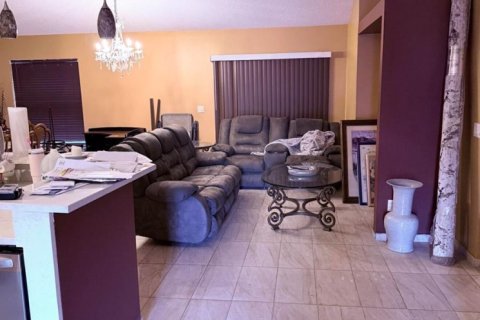 House in Port St. Lucie, Florida 4 bedrooms, 187.66 sq.m. № 2183435 - photo 6