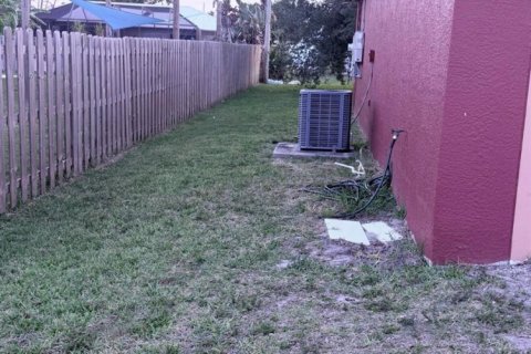 House in Port St. Lucie, Florida 4 bedrooms, 187.66 sq.m. № 2183435 - photo 13