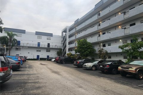 Condo in Plantation, Florida, 2 bedrooms  № 2002213 - photo 2