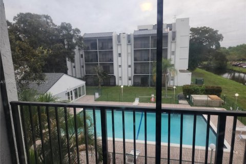 Condo in Plantation, Florida, 2 bedrooms  № 2002213 - photo 3