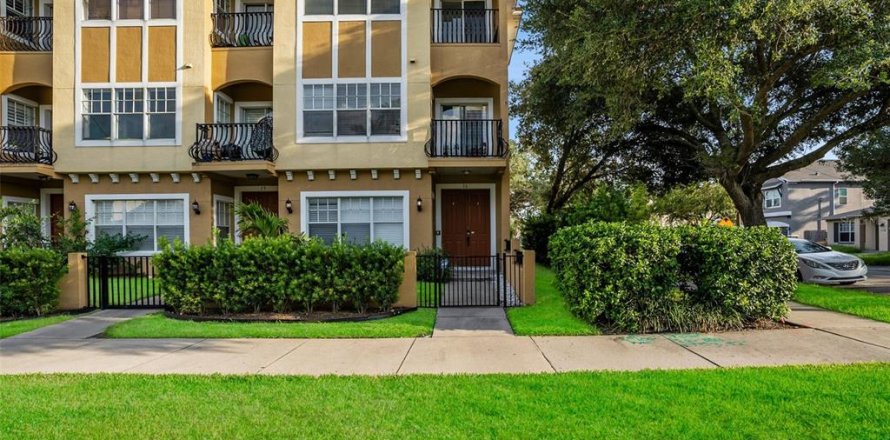 Townhouse in Tampa, Florida 3 bedrooms, 191.19 sq.m. № 2197968