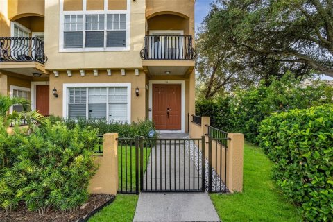 Townhouse in Tampa, Florida 3 bedrooms, 191.19 sq.m. № 2197968 - photo 2