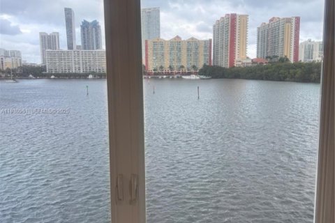 Condo in North Miami Beach, Florida, 2 bedrooms  № 1989735 - photo 22