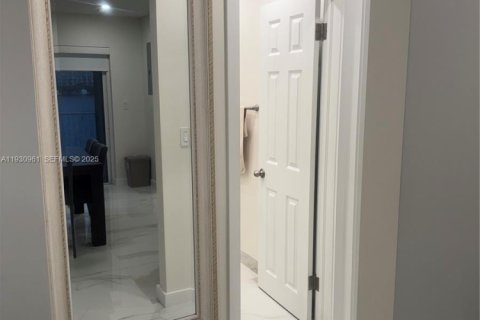 Condo in North Miami Beach, Florida, 2 bedrooms  № 1989735 - photo 10