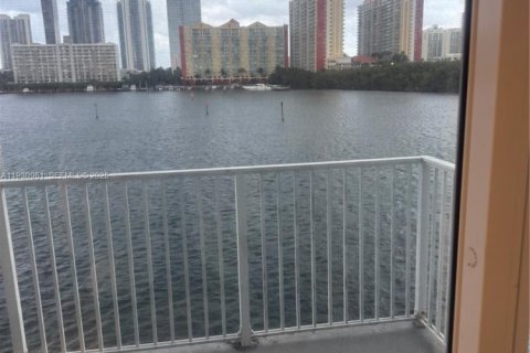 Condo in North Miami Beach, Florida, 2 bedrooms  № 1989735 - photo 17