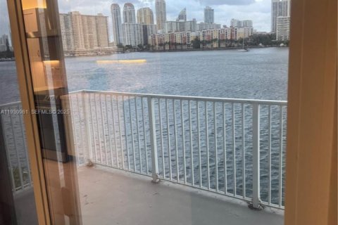 Condo in North Miami Beach, Florida, 2 bedrooms  № 1989735 - photo 23