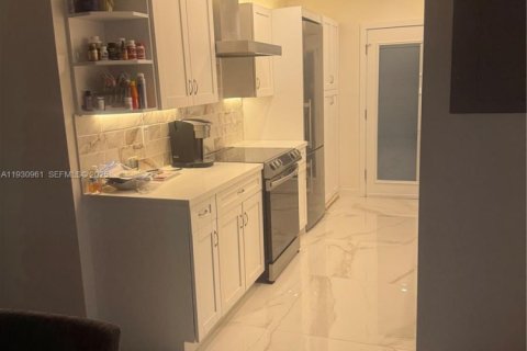 Condo in North Miami Beach, Florida, 2 bedrooms  № 1989735 - photo 2