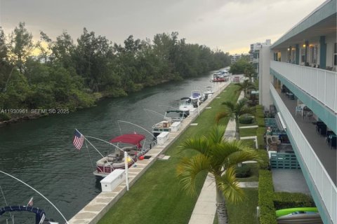Condo in North Miami Beach, Florida, 2 bedrooms  № 1989735 - photo 1
