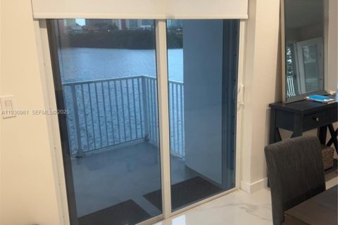 Condo in North Miami Beach, Florida, 2 bedrooms  № 1989735 - photo 7