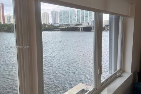 Condo in North Miami Beach, Florida, 2 bedrooms  № 1989735 - photo 21