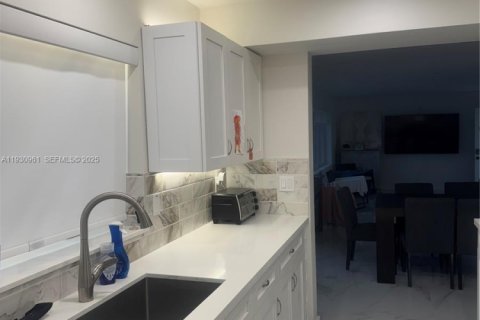 Condo in North Miami Beach, Florida, 2 bedrooms  № 1989735 - photo 6