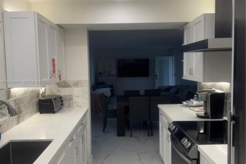Condo in North Miami Beach, Florida, 2 bedrooms  № 1989735 - photo 4