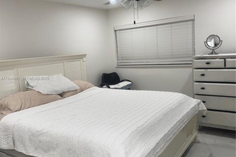 Condo in North Miami Beach, Florida, 2 bedrooms  № 1989735 - photo 12