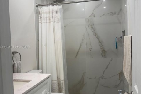 Condo in North Miami Beach, Florida, 2 bedrooms  № 1989735 - photo 11