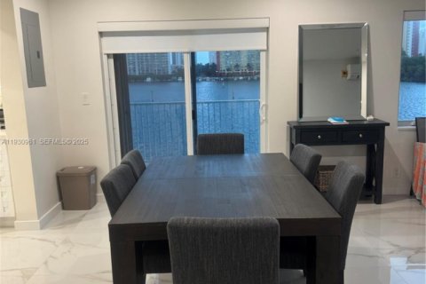 Condo in North Miami Beach, Florida, 2 bedrooms  № 1989735 - photo 16