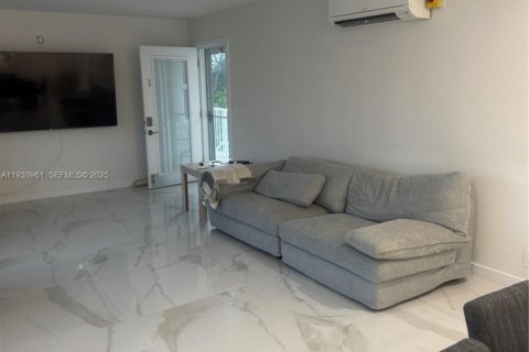 Condo in North Miami Beach, Florida, 2 bedrooms  № 1989735 - photo 9