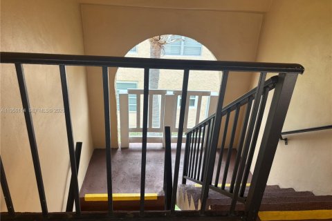 Condo in Sunrise, Florida, 1 bedroom  № 2009971 - photo 3