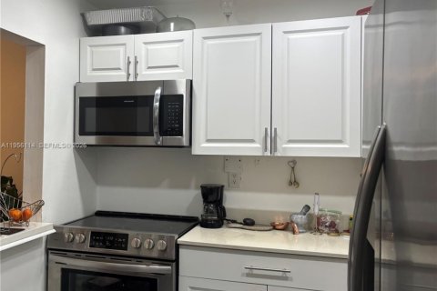 Condo in Sunrise, Florida, 1 bedroom  № 2009971 - photo 4