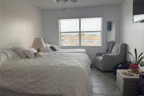 Condo in Sunrise, Florida, 1 bedroom  № 2009971 - photo 9