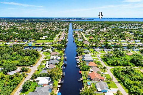 House in Port Charlotte, Florida 2 bedrooms, 135.73 sq.m. № 2396265 - photo 2