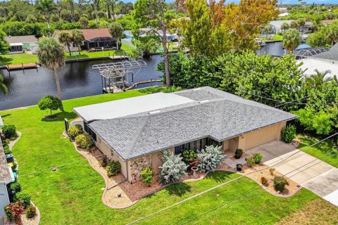 House in Port Charlotte, Florida 2 bedrooms, 135.73 sq.m. № 2396265 - photo 3