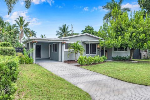 House in Oakland Park, Florida 3 bedrooms, 113.15 sq.m. № 1790354 - photo 1