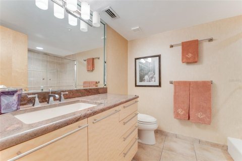 Condo in Daytona Beach Shores, Florida, 2 bedrooms  № 1363521 - photo 19