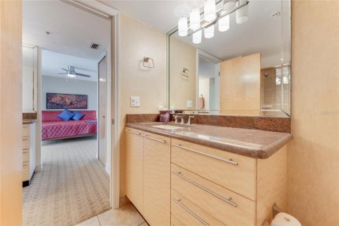 Condo in Daytona Beach Shores, Florida, 2 bedrooms  № 1363521 - photo 17