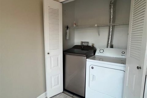 Condo in Orlando, Florida, 3 bedrooms № 2215781 - photo 13