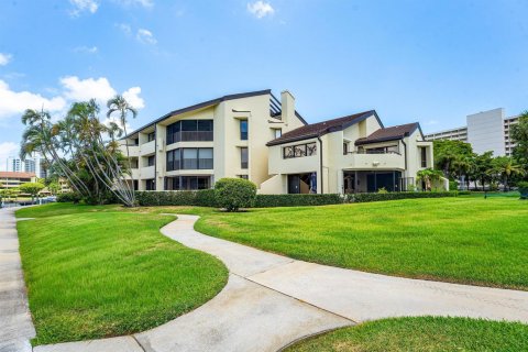 Condo in North Palm Beach, Florida, 3 bedrooms № 2261072 - photo 2